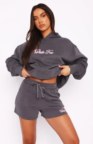 Season 7 Lounge Monument Short-1